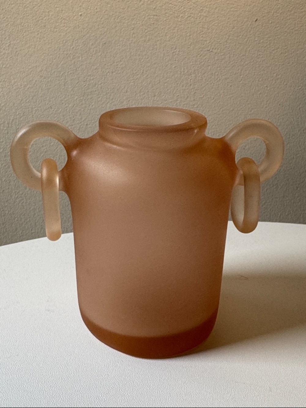 Baron y Vicario handmade resin vase with loop details